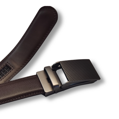 Découvrez notre ceinture automatique en cuir marron foncé. Boucle en acier gris mat pour une touche de sophistication. Commandez la vôtre dès maintenant !